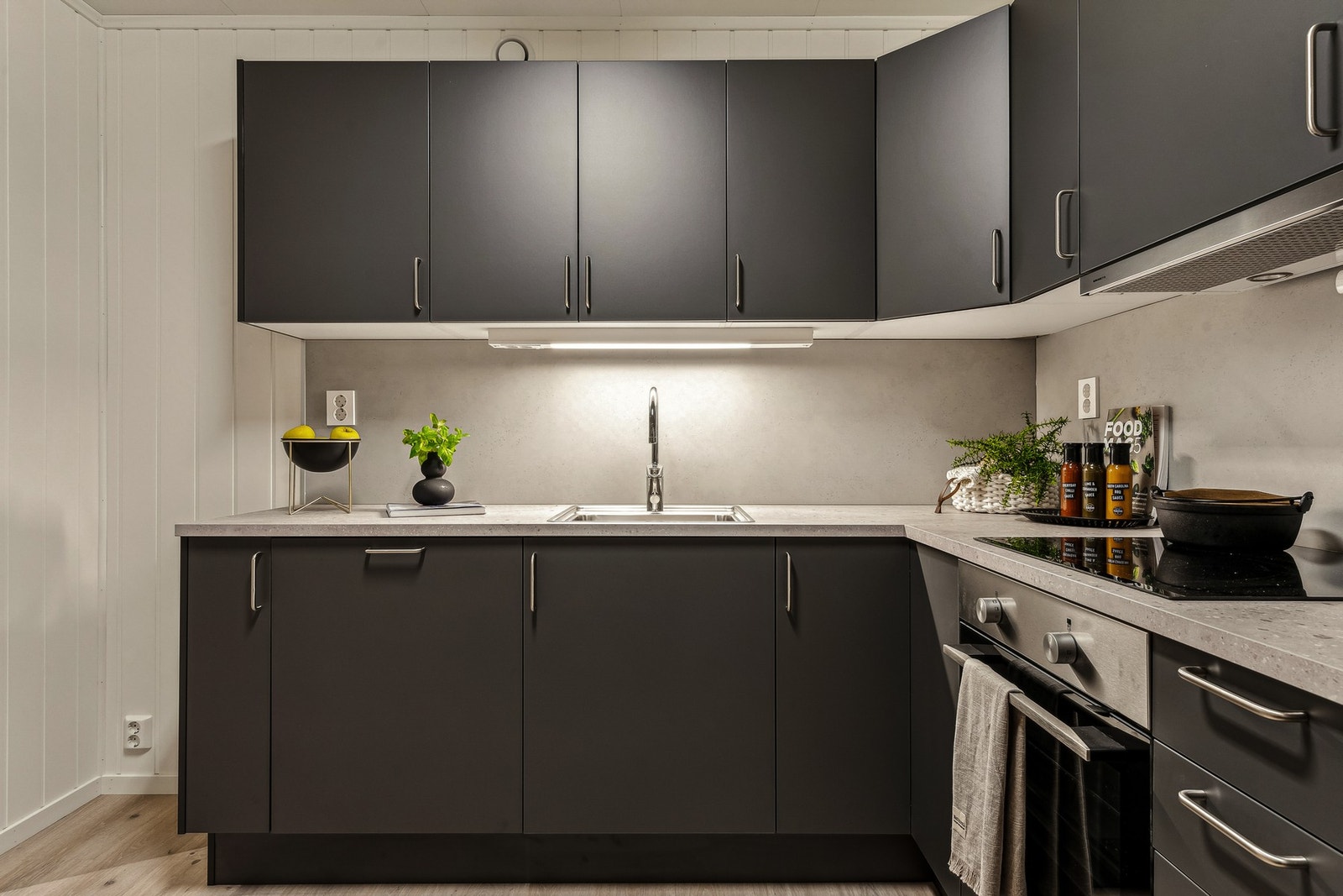Kitchenboard på vegg over benk. Lysarmatur under overskap. Soft-close på overskap. (Foto tatt i tilsvarende og speilvendt nabobolig nr. 130, avvik forekommer). Galleribilde