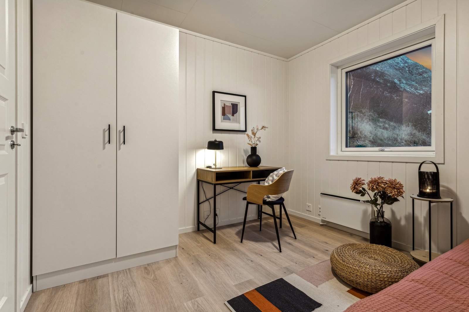 Plass til både seng og skrivepult. (Foto tatt i tilsvarende og speilvendt nabobolig nr. 130, avvik forekommer). Galleribilde