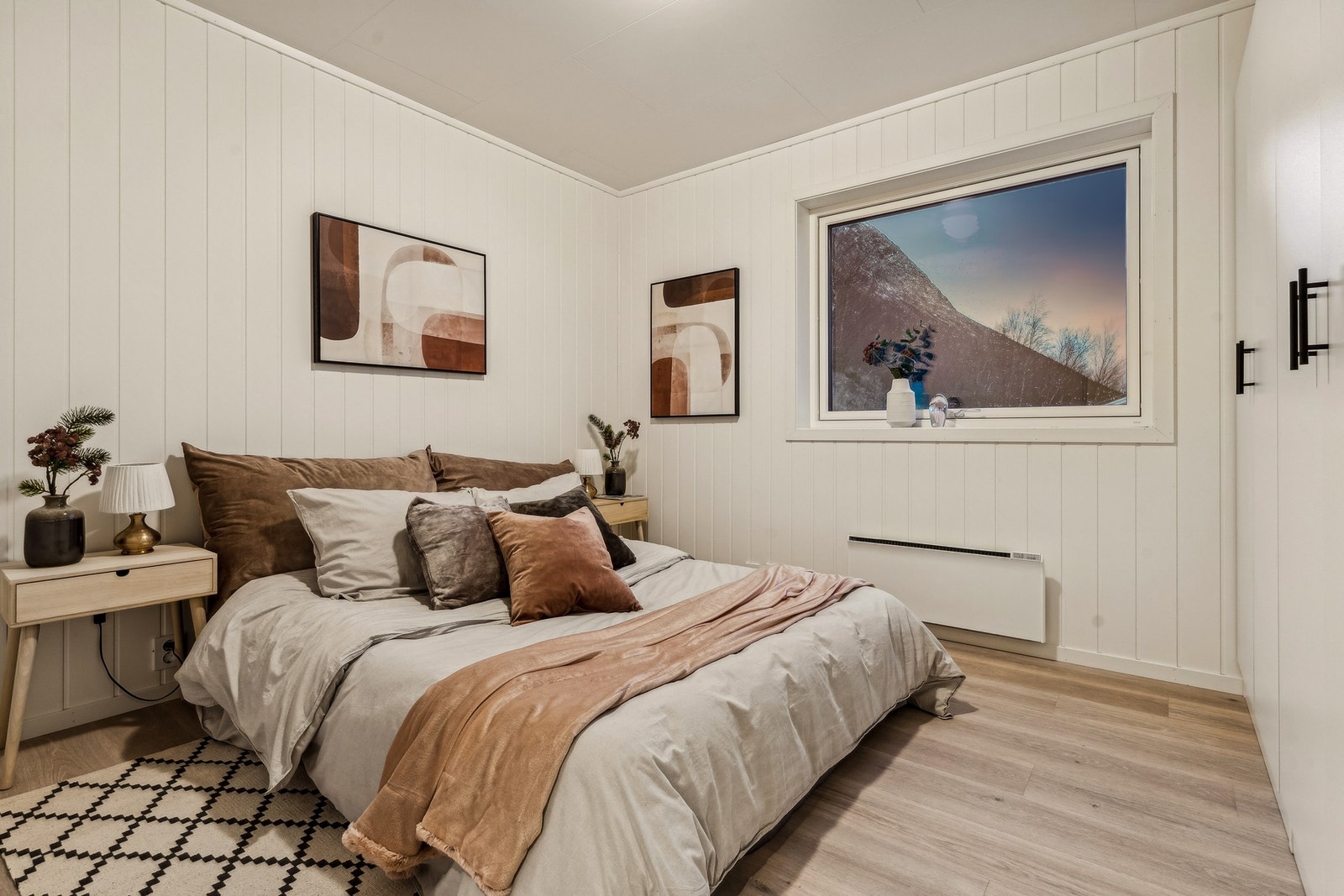 Romslig soverom med plass til dobbeltseng og nattbord. Panelovn og garderobeskap. (Foto tatt i tilsvarende og speilvendt nabobolig nr. 130, avvik forekommer). Galleribilde