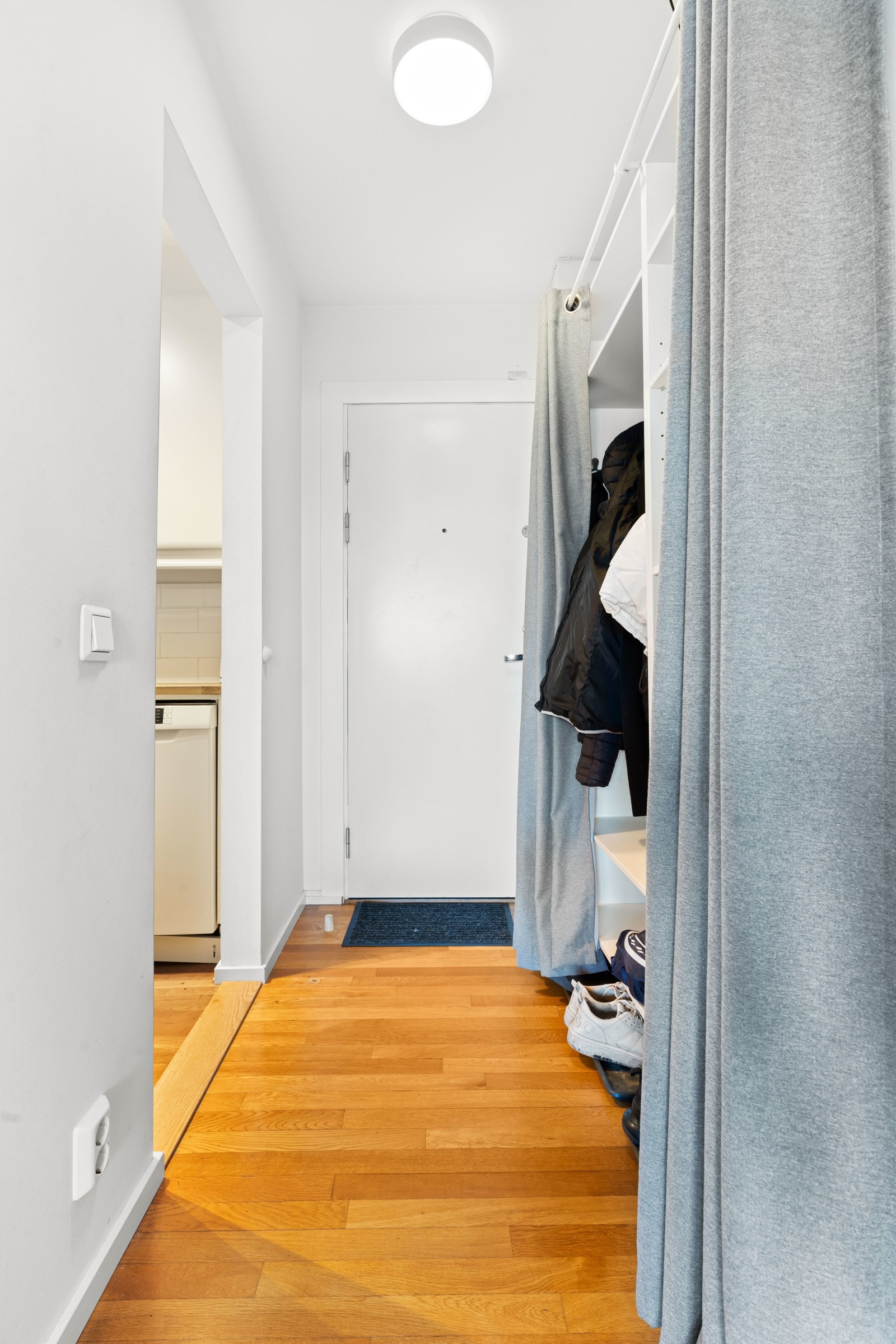 Entré med åpning til kjøkken. Galleribilde