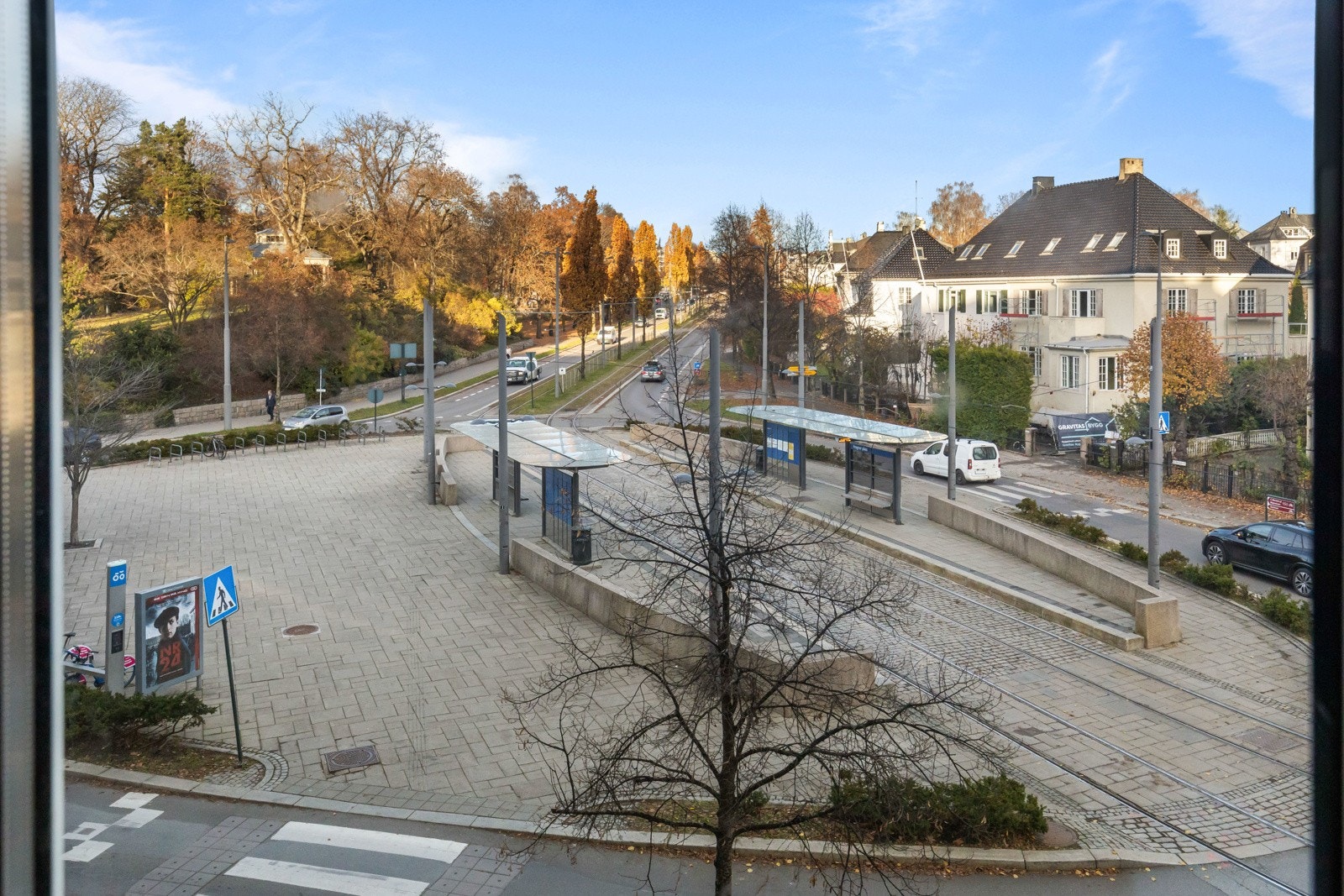Utsyn fra stuen mot Frognerparken og Frogner plass, med lite innsyn. Galleribilde