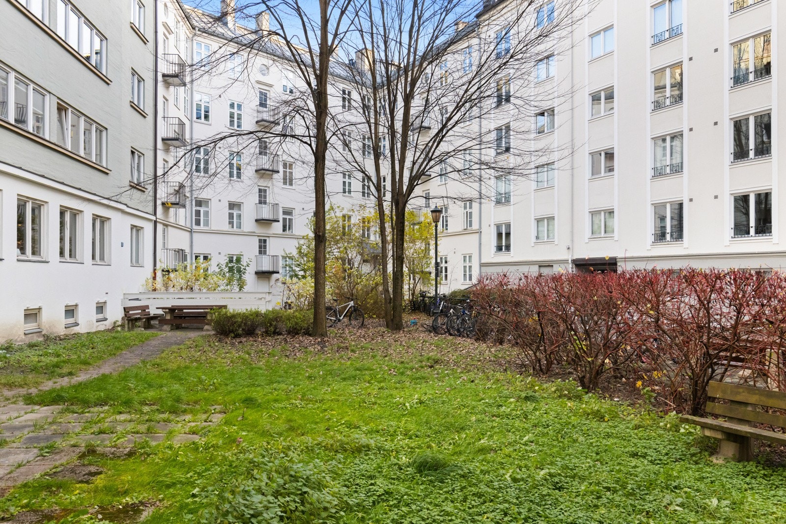 Hyggelig bakhage for beboerne. Felles sykkelparkering i kjeller, samt fellesvaskeri i sameiet. Galleribilde