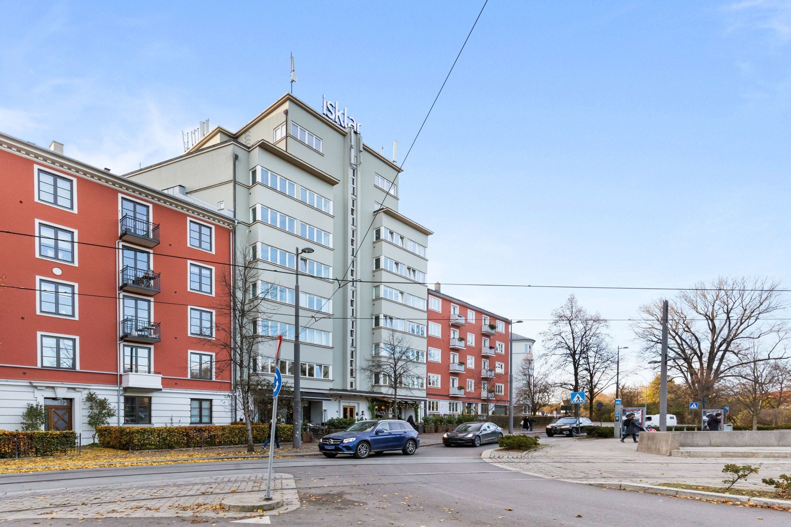 I byggets 1.etasje befinner de populære spisestedene Fukuya og Piazza Italia. Trikken går fra Frogner plass, samt buss i Elisenbergveien. Galleribilde