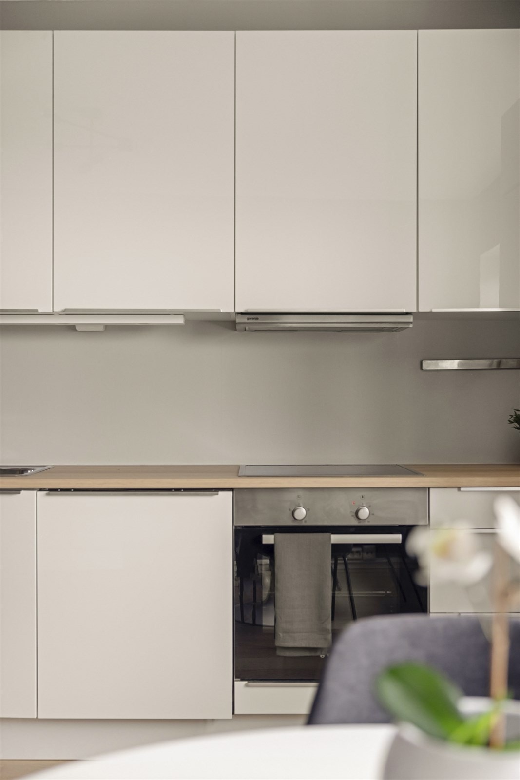 Kjøkkenet er utstyrt med integrerte koketopp, stekevon, oppvaskmaskin og kombinert kjøle/fryseskap. Galleribilde