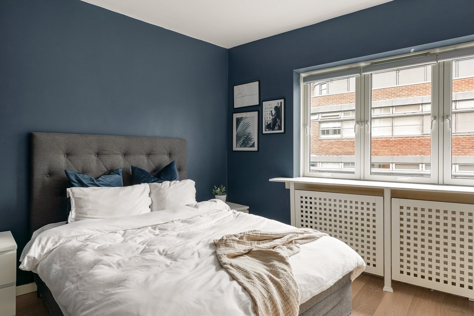 Romslig hovesoverom med god plass til dobbeltseng, nattbord og garderobeskap. Galleribilde