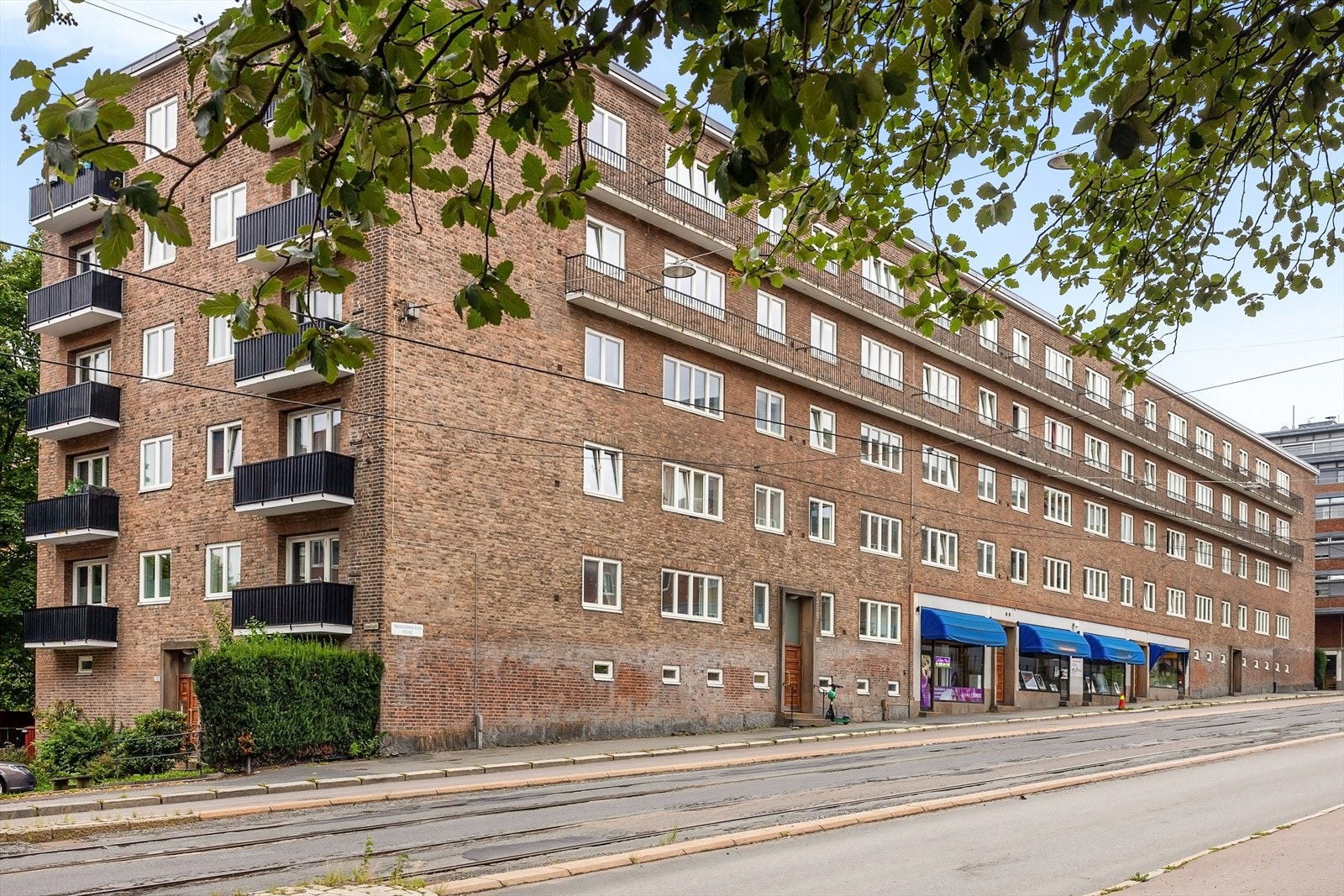 Boligen har gangavstand til god offentlig kommunikasjon og et bredt servicetilbud. Galleribilde