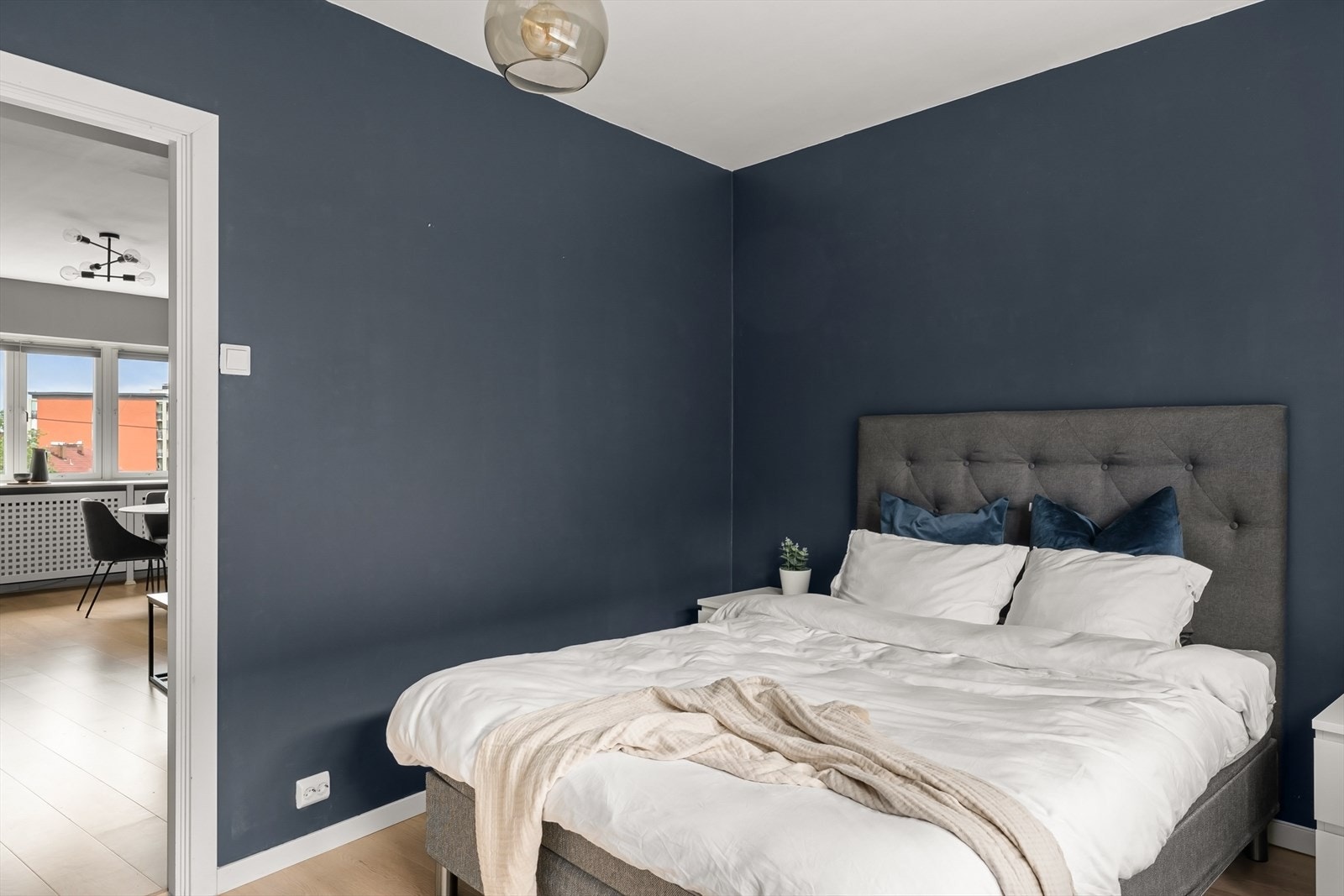 Rommet er malt i en behagelig blåfarge med pent gulv. Galleribilde