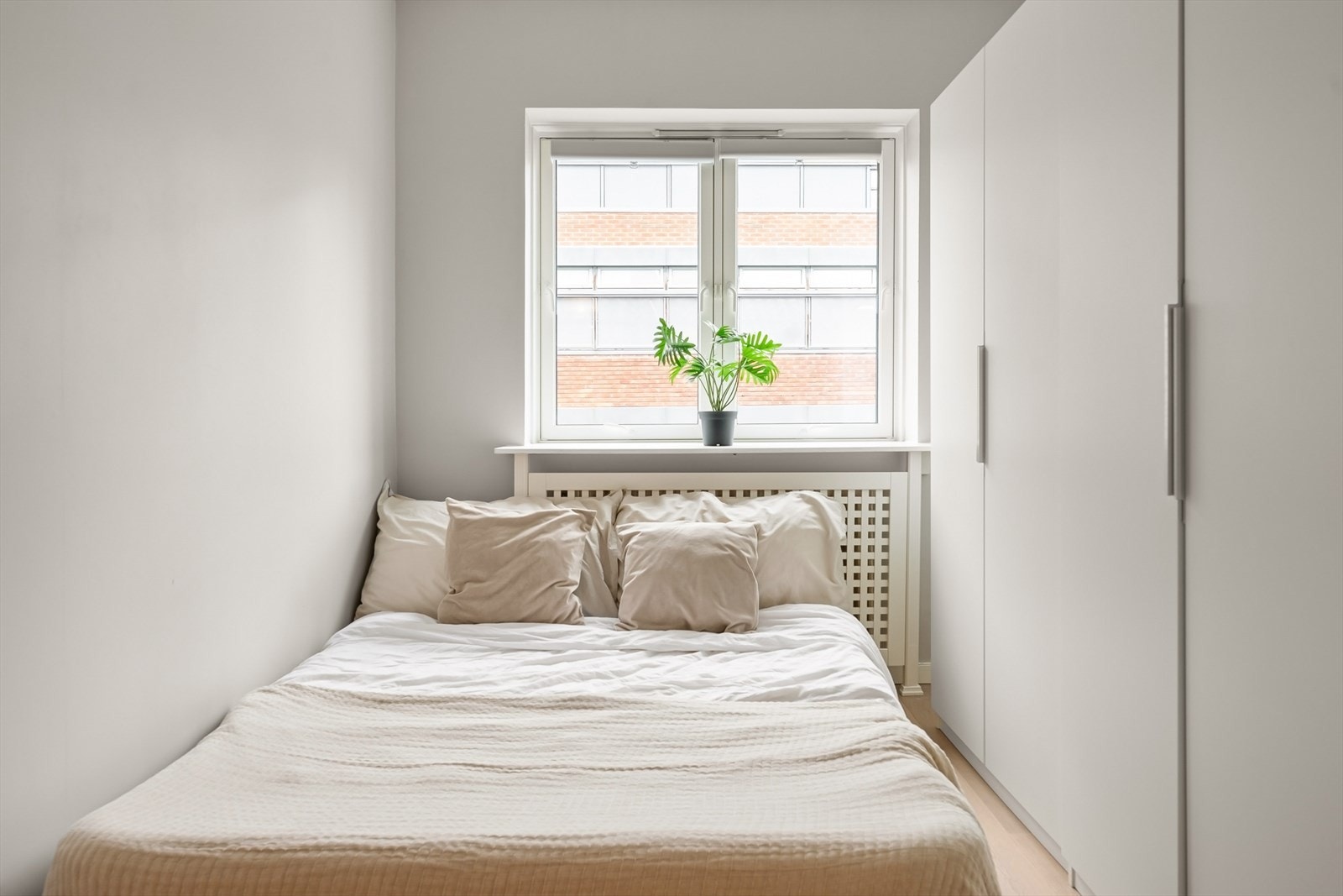 Det andre rommet er også av fin størrelse med plass til seng og garderobeskap. Galleribilde