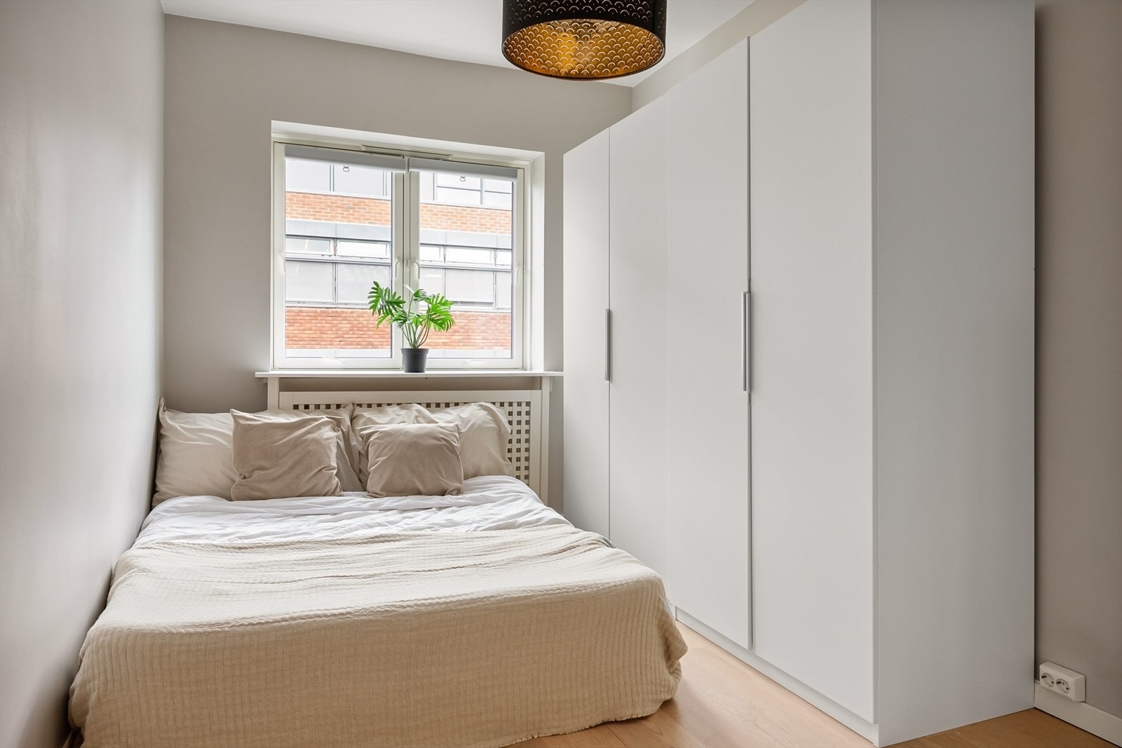 Rommet har flere bruksmuligheter og passer utmerket som gjesteværelse, barnerom eller kontor. Galleribilde