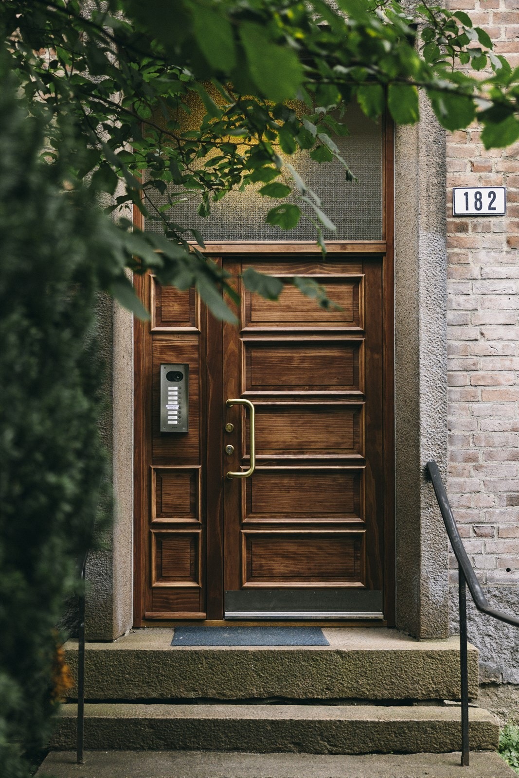 Et idyllisk inngangsparti med ny dør fra 2024 Galleribilde