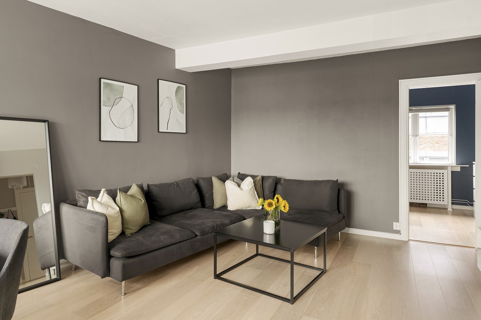 Hele leiligheten holder en moderne standard med delikate overflater og fargevalg. Galleribilde