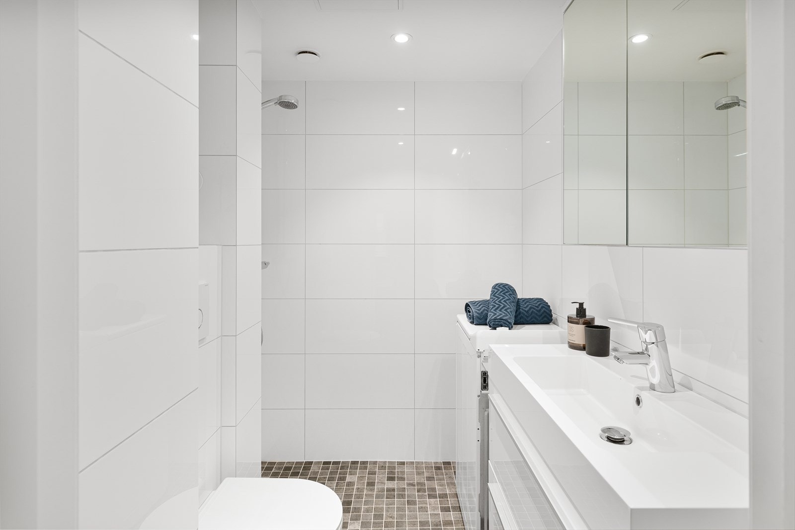 Lekkert bad med opplegg for vaskemaskin. Galleribilde