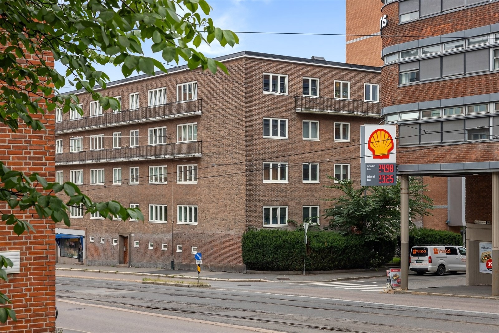 Leiligheten ligger sentralt og sentrumsnært på Rosenhoff med nærhet til det meste. Galleribilde