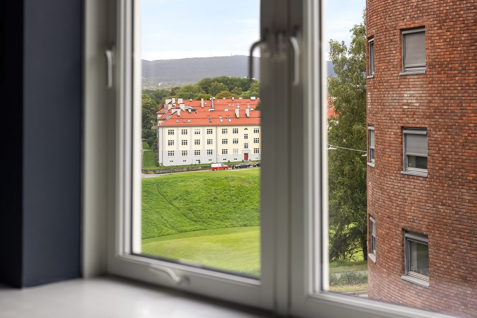 Utsikt mot Torshovdalen fra soveromsvinduet Galleribilde