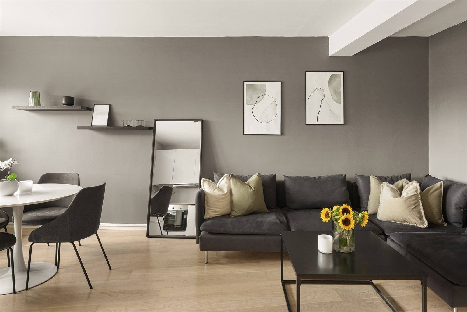 Stuen har en fin planløsning med god plass til sofa, tv-møbler og spisebord. Galleribilde