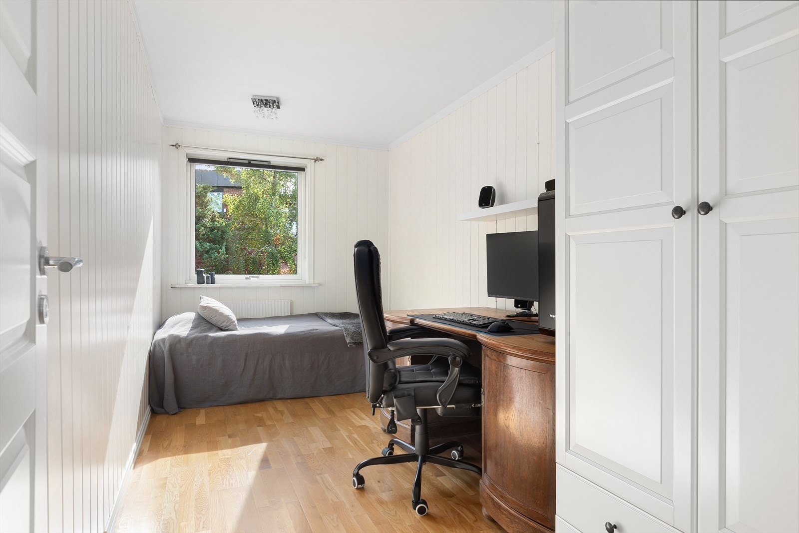 Soverom 2 passer fint som barnerom, gjesterom eller kontor. Soverommet er etablert med garderobeskap Galleribilde