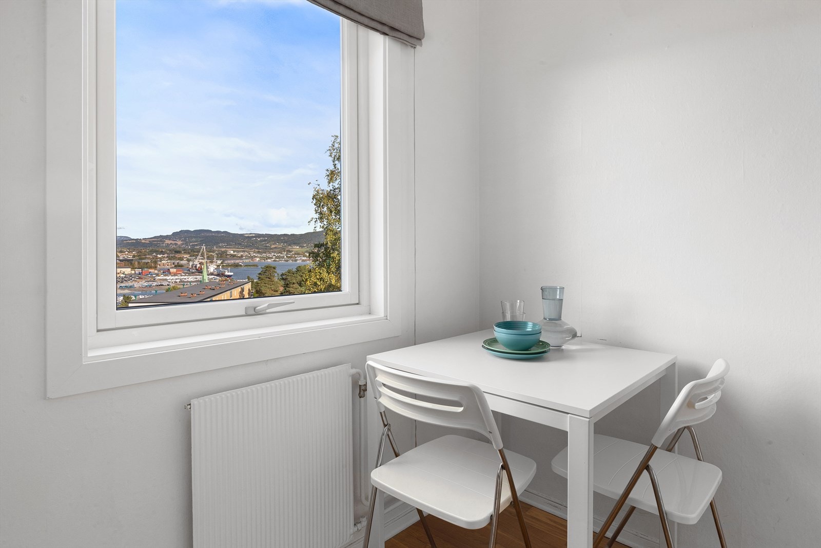 Det er plass til et lite spisebord på kjøkken Galleribilde