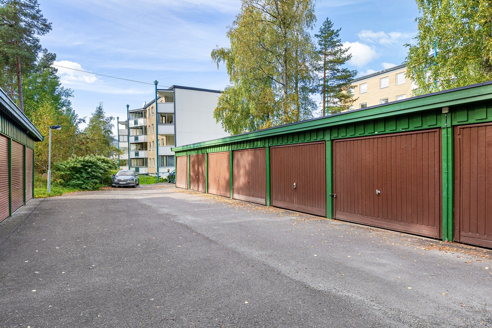 Egen garasje medfølger leiligheten. Garasjer omsettes fritt i borettslaget. Det betales en årlig avgift på kr. 2 500,- Galleribilde