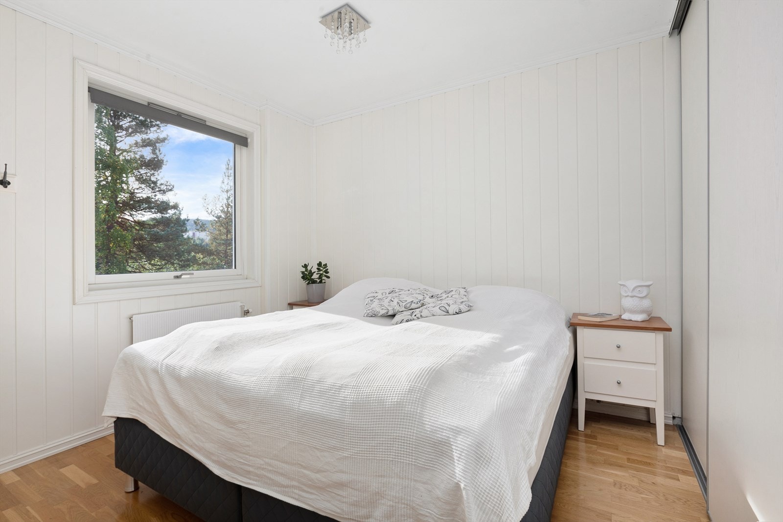 Leiligheten har 2 soverom. Hovedsoverom har plass til dobbeltseng og nattbord Galleribilde