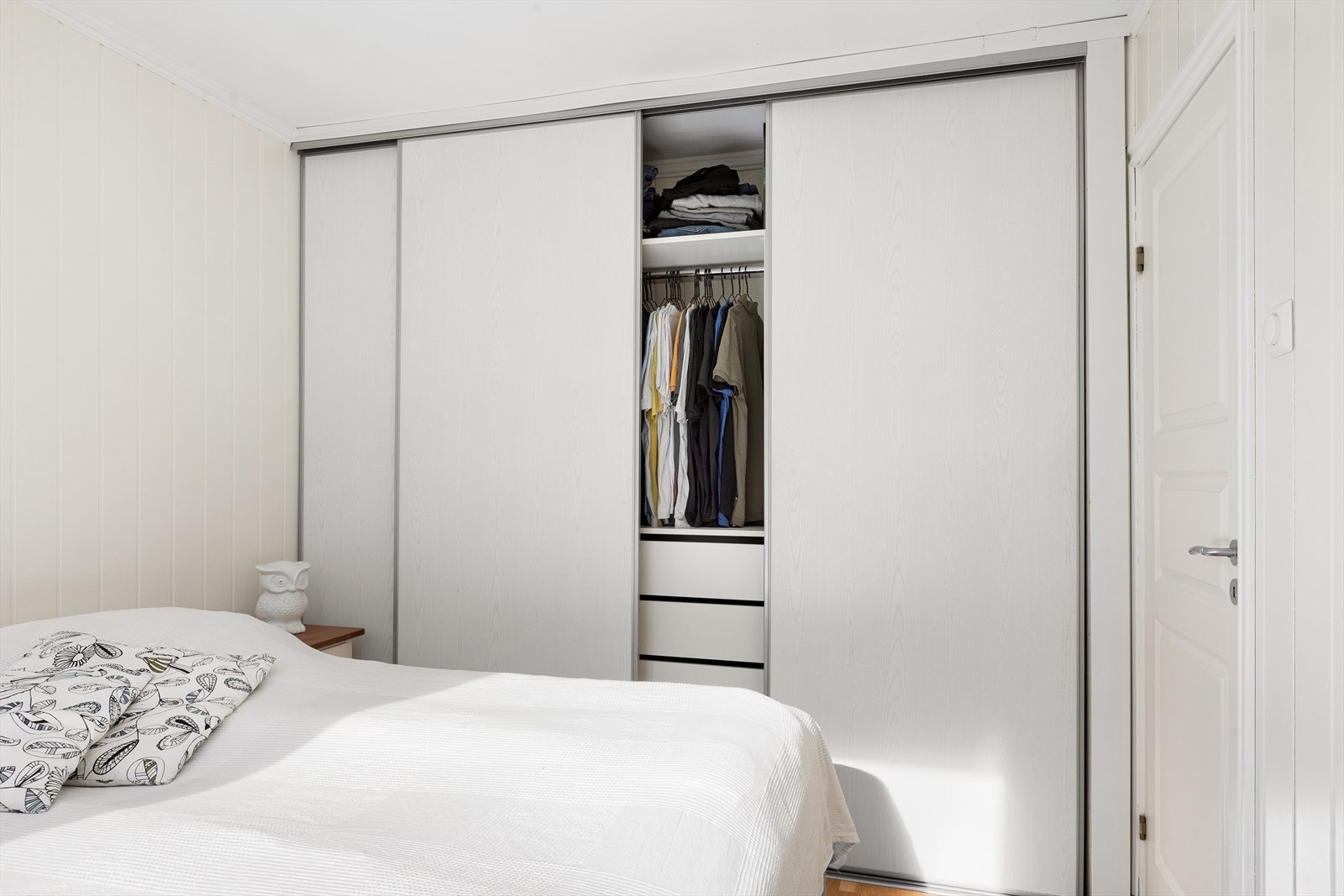 Hovedsoverom har skyvedørsgarderobe med god oppbevaringsplass Galleribilde