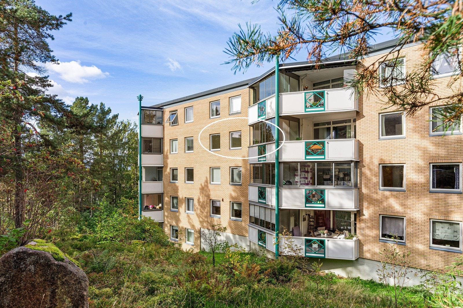 Leiligheten har flotte kvaliteter med bl.a utgang til innglasset balkong og det medfølger egen garasje med tilrettelagt infrastruktur for elbillading Galleribilde