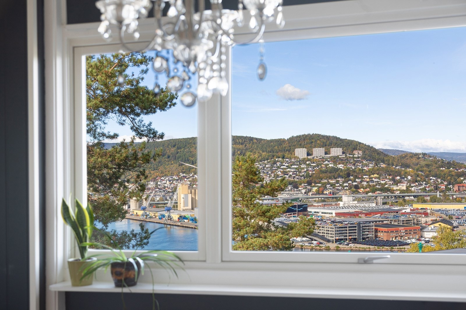 Fantastisk utsikt fra stue og kjøkkenvindu Galleribilde