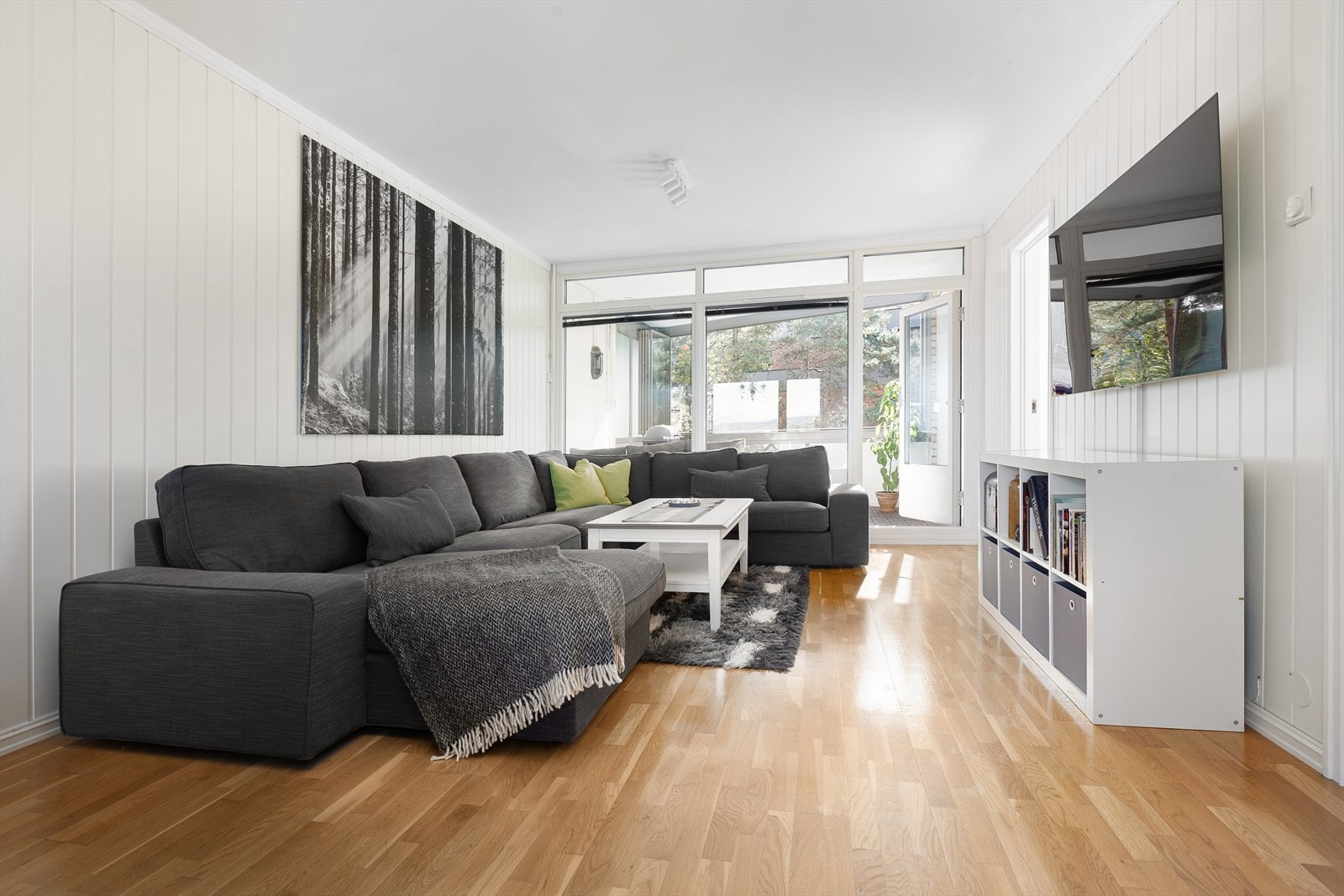 Fra stue er det utgang til innglasset balkong Galleribilde