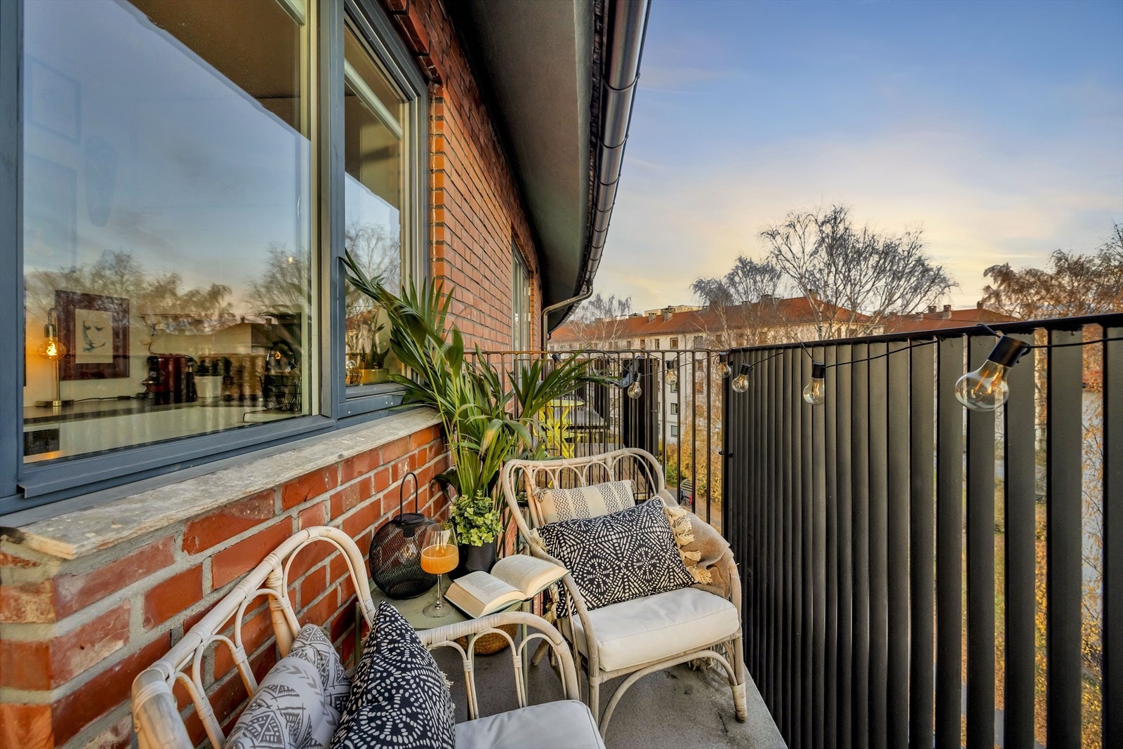 På balkongen er det plass til en liten sittegruppe, samt en grill. Galleribilde