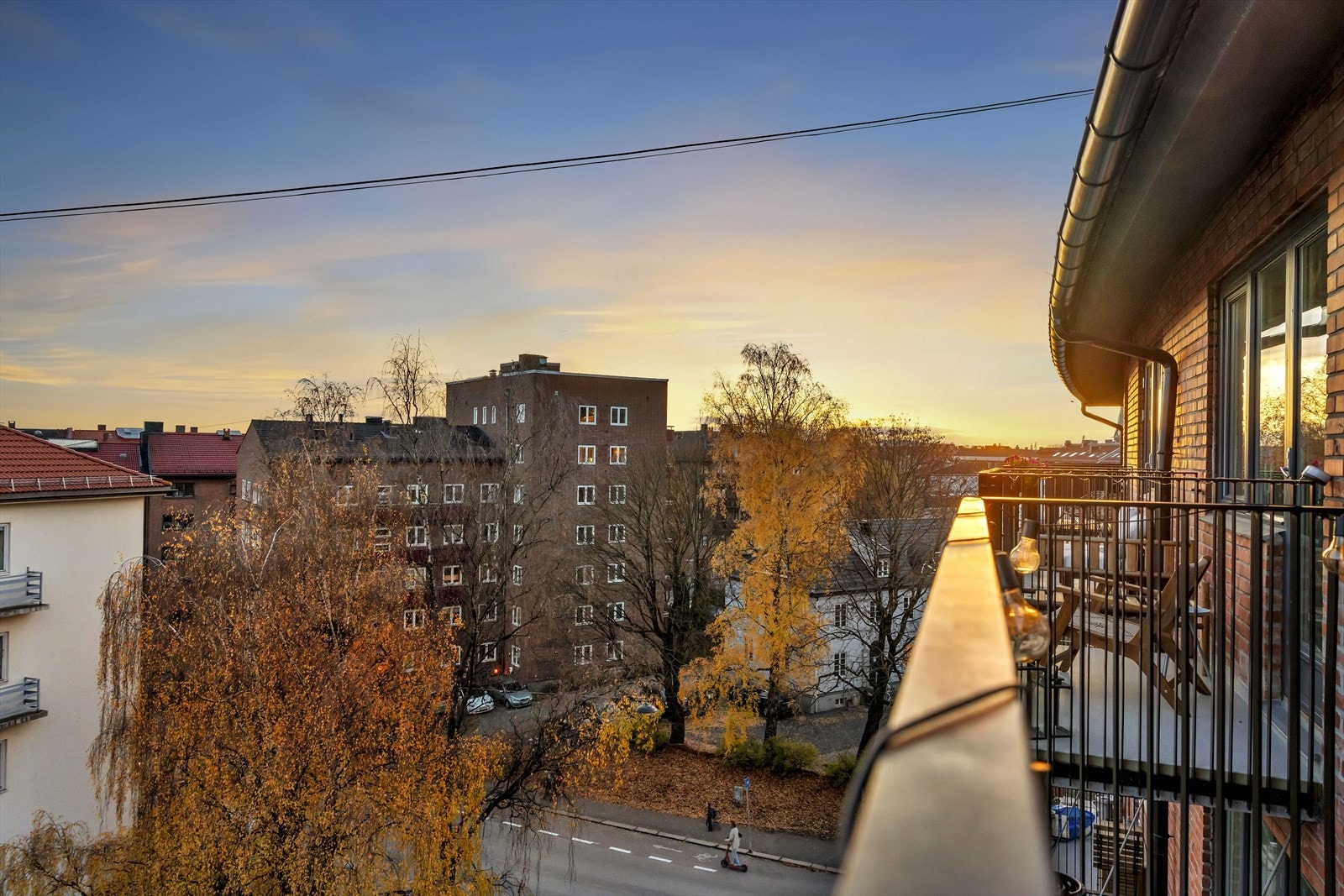 Fra balkongen har du et flott utsyn mot grøntområder og nabobygg. Galleribilde