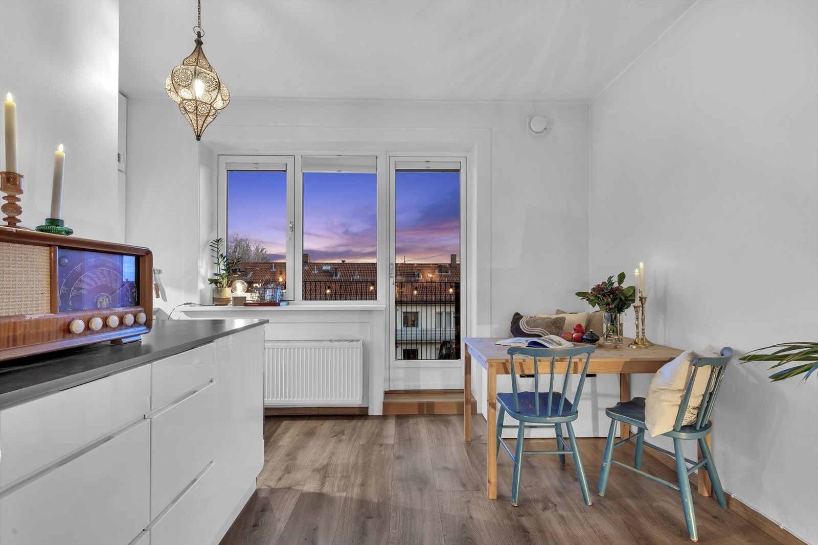 Stuen har en innbydende spiseplass med god plass til gjester. Galleribilde