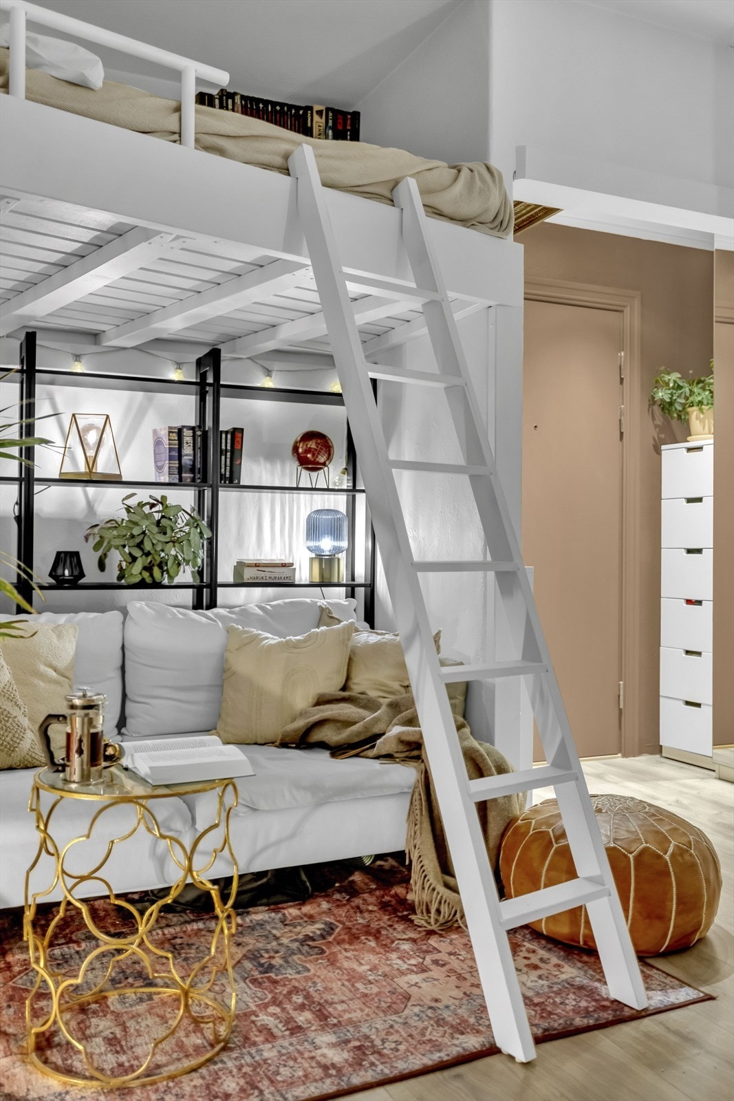 En praktisk stige til hemsen som enkelt kan festes på veggen når den ikke er i bruk. Galleribilde