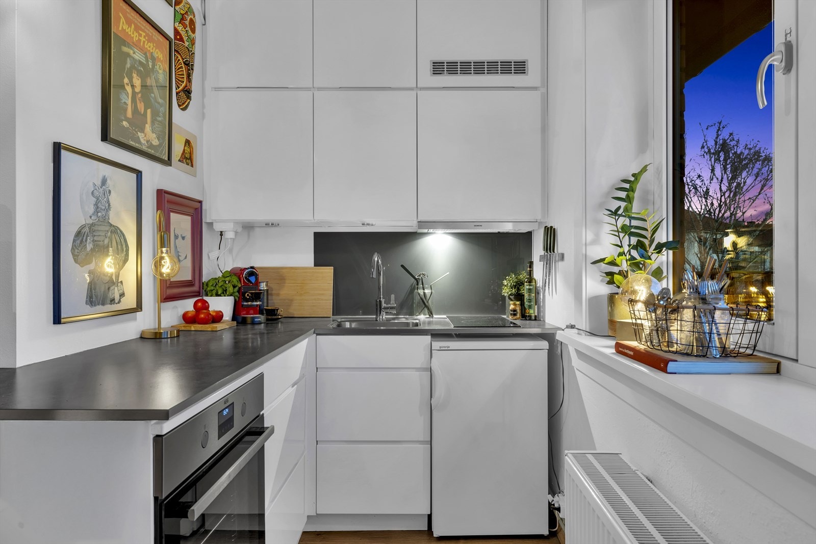 Innredet med integrert platetopp, stekeovn fra 2024 og oppvaskmaskin. Galleribilde