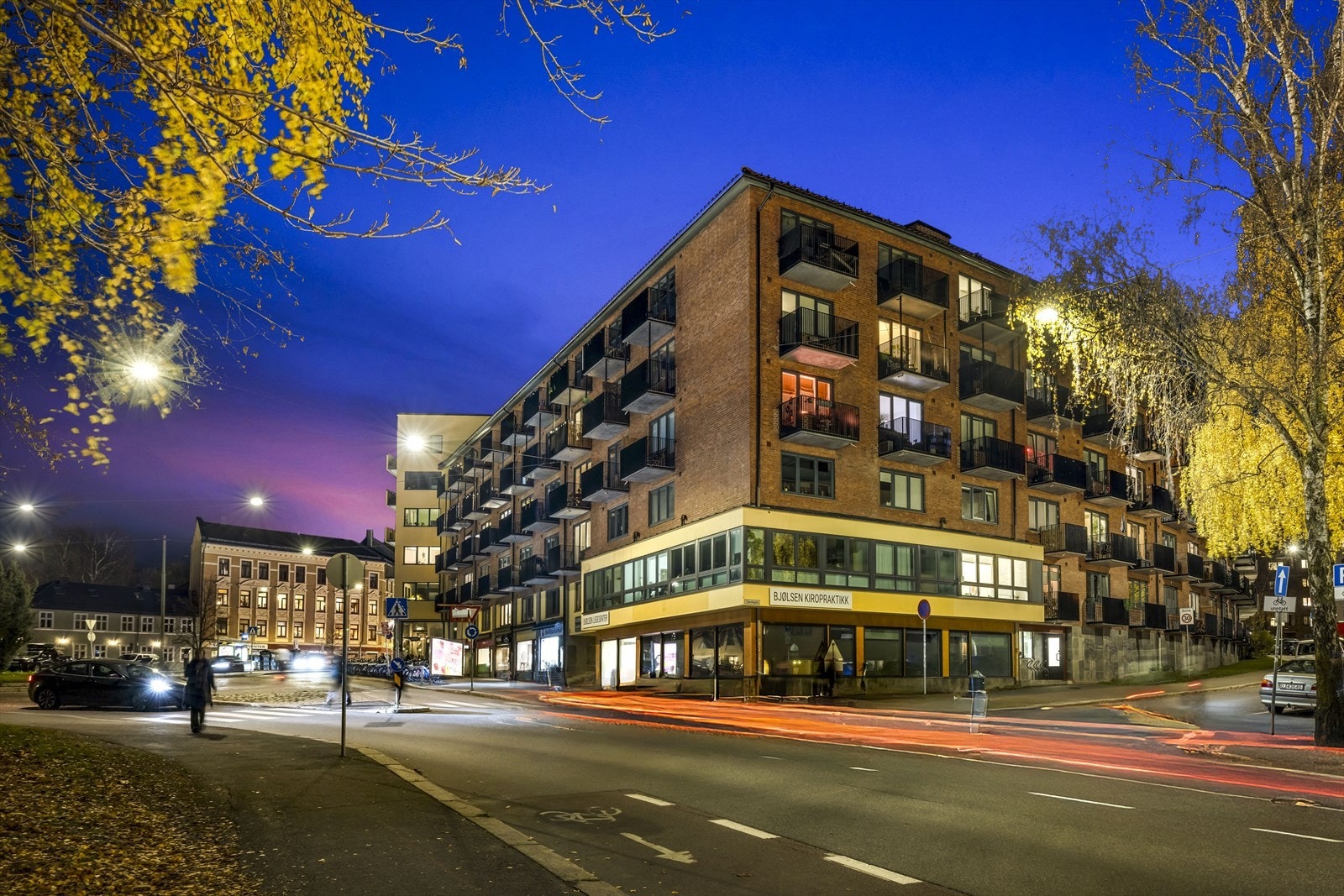 Kort vei til kollektivt, rett utenfor går busslinje 37 og 54. Galleribilde