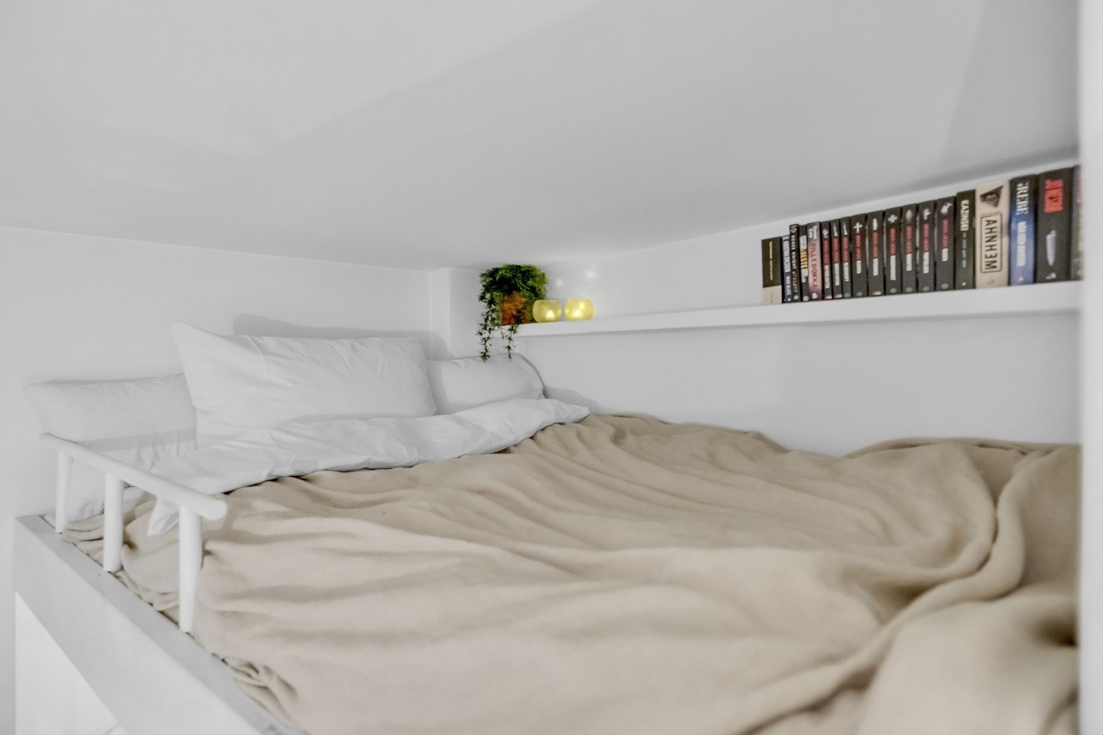 Romslig og koselig soveplass med praktisk hylle. Galleribilde