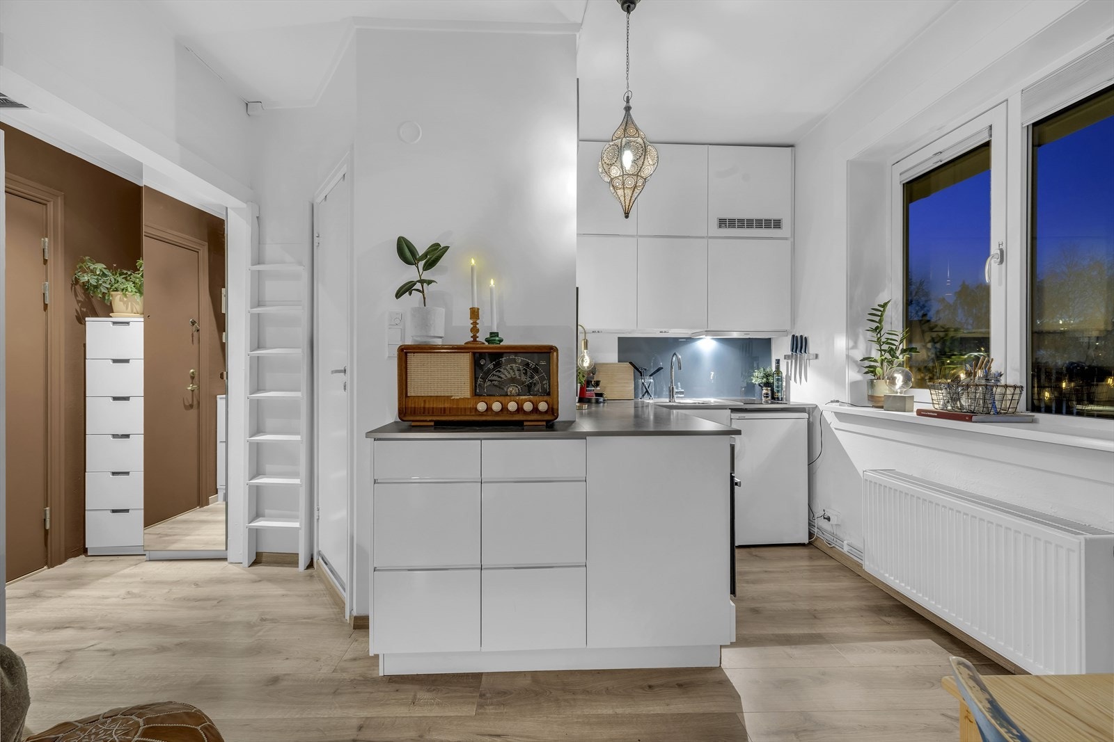 Moderne og praktisk kjøkken fra IKEA med glatte, folierte fronter i hvitt. Galleribilde