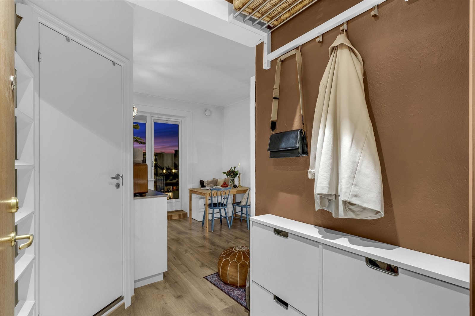 God oppbevaring innredet med et høyskap for klær, knagger på veggen, hylle og et skoskap. Galleribilde