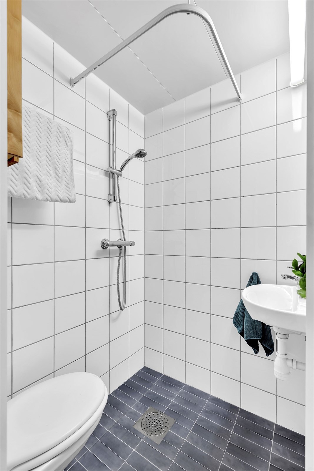 Praktisk flislagt bad med gulvvarme. Galleribilde