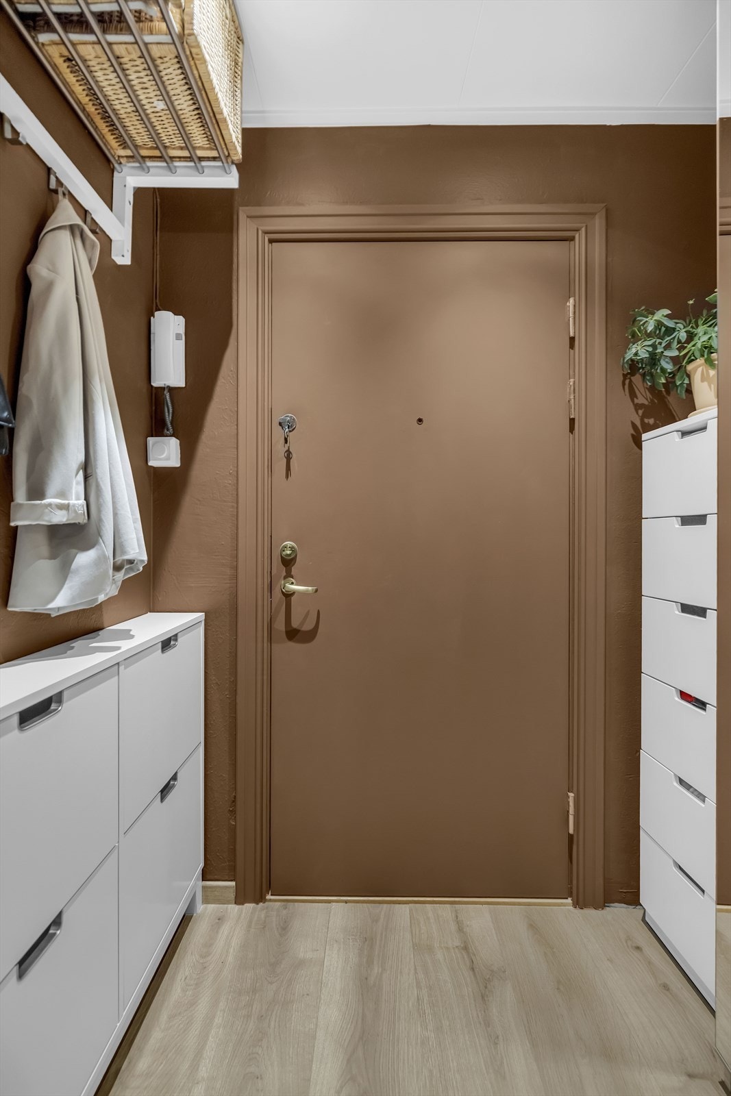 Entréen gir et innbydende førsteinntrykk av leiligheten. Galleribilde