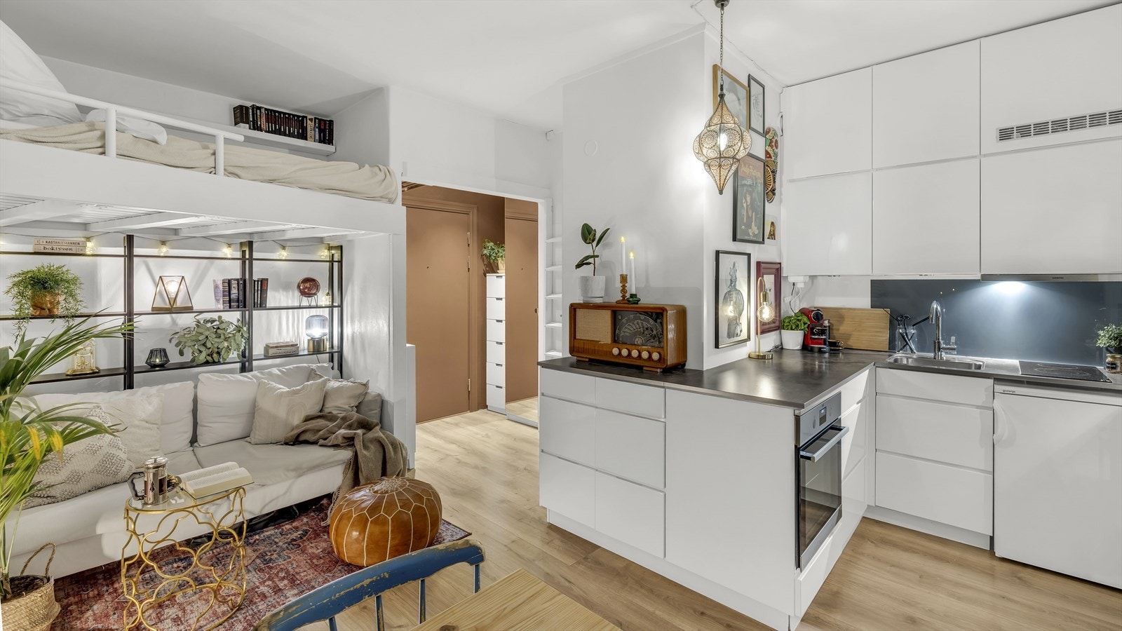 En lys og romslig stue med smarte løsninger som utnytter plassen effektivt. Galleribilde