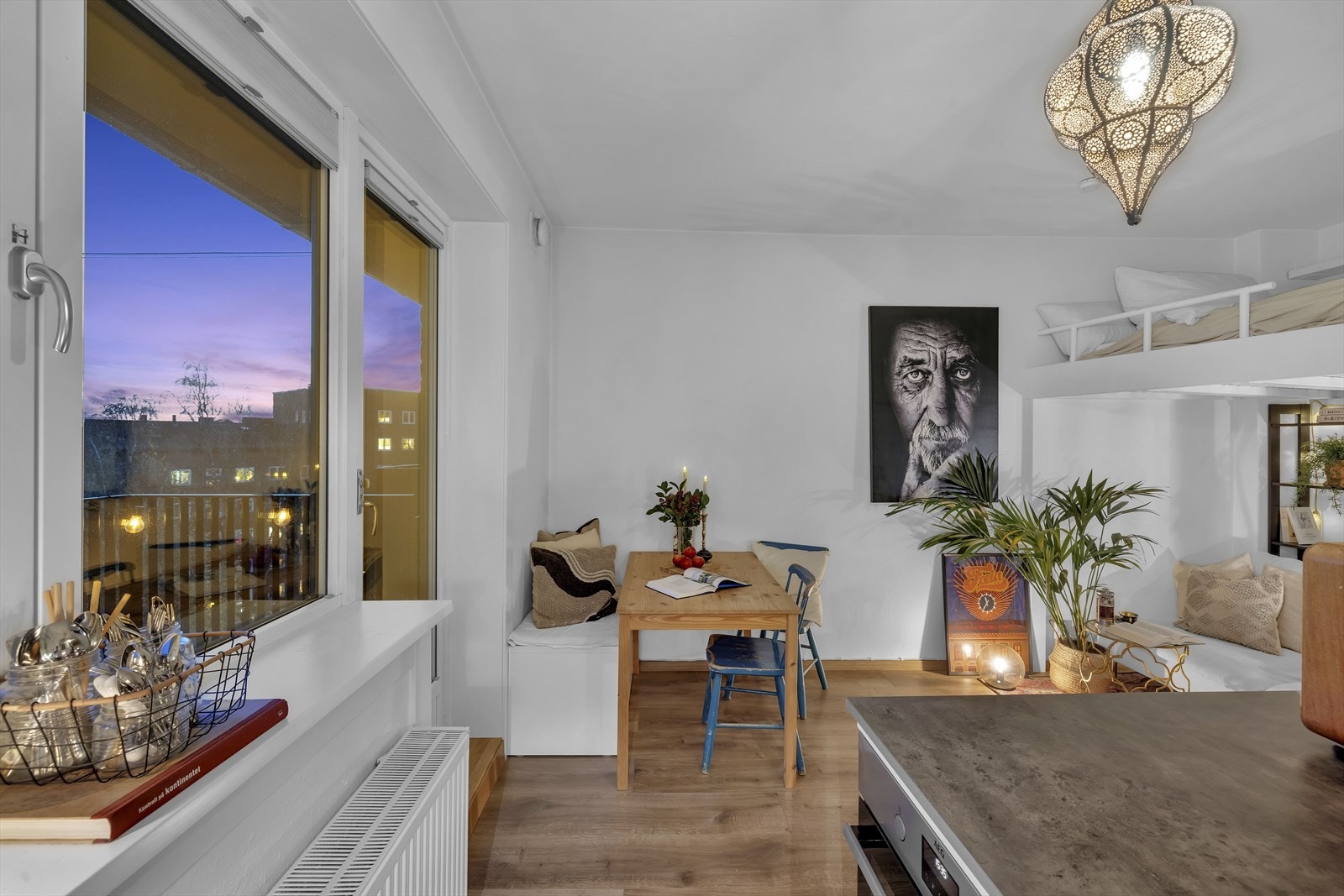 De store vinduene kombinert med høy takhøyde gir leiligheten en romslig og luftig atmosfære. Galleribilde