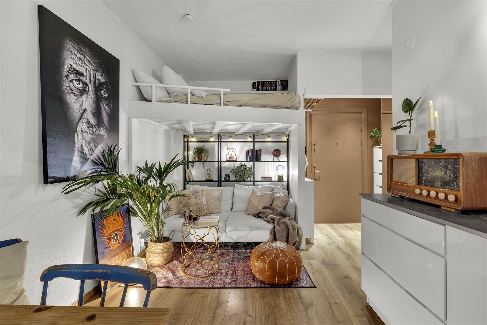 Lys toppleilighet med arealeffektiv planløsning og balkong. Galleribilde