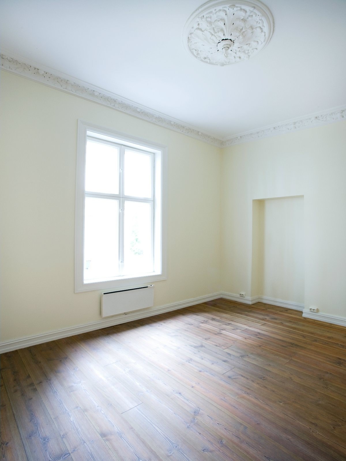 Soverom 2 har også svært god plass til seng, sofa, kontorpult, klesskap/kommode etc. Mye dagslys. Galleribilde
