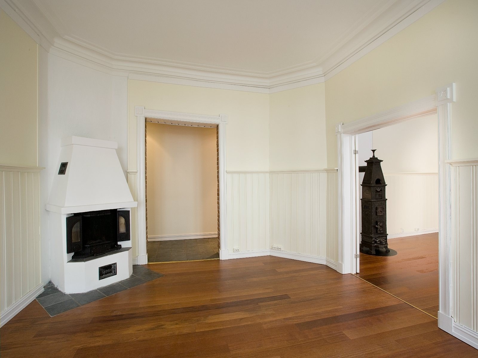 Soverom ved stuen/spisestue med vedovn. Her er det god plass til seng, sofa, tv-løsning og klesskap. Galleribilde