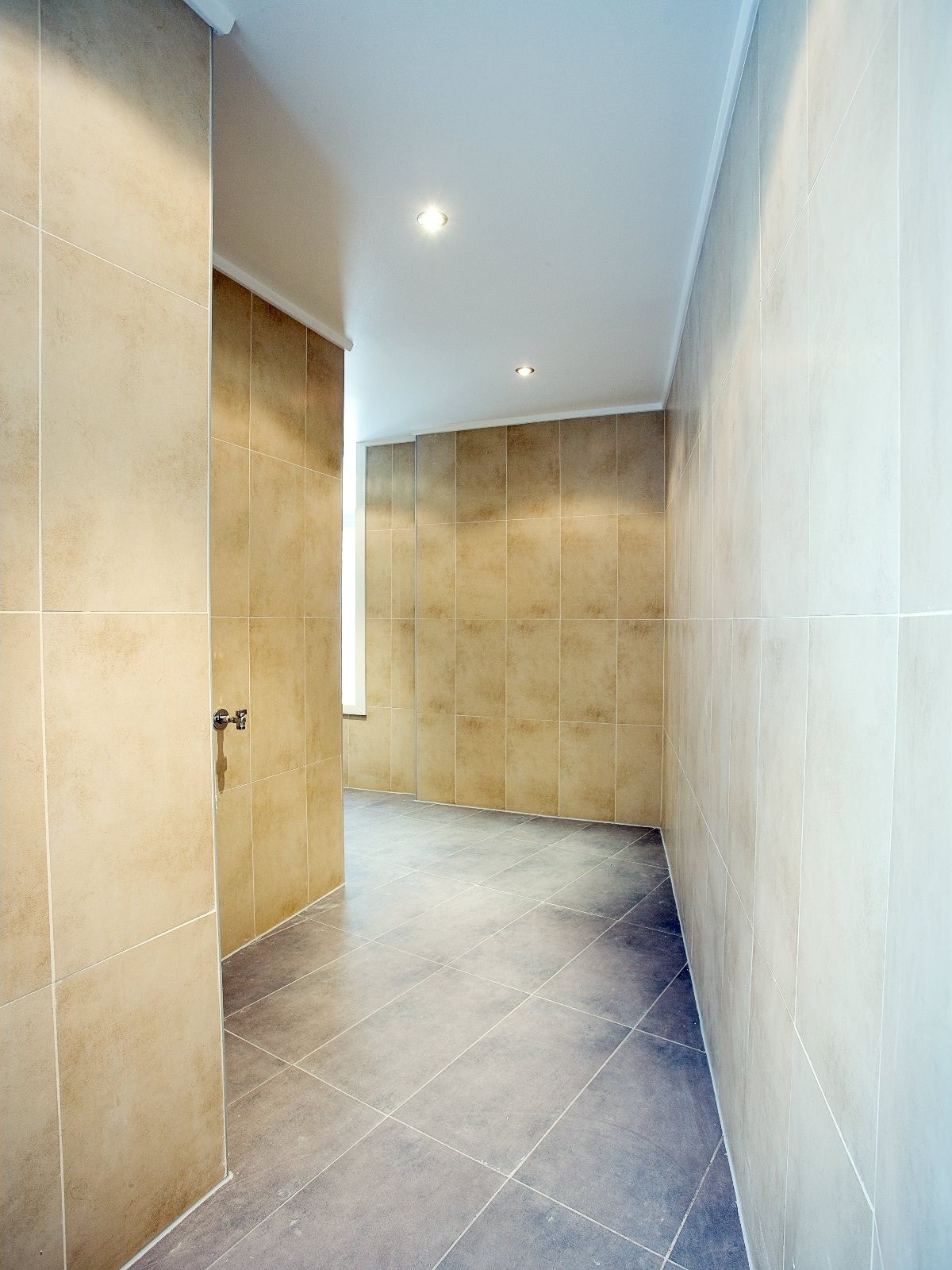 Badet er veldig romslig med plass til vaskemaskin og tørketrommel, tørkestativ og ekstra gulvhyller. Galleribilde
