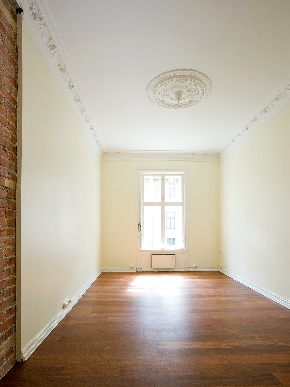 Veldig romslig soverom 1, plass til seng, sofa, skrivebord, klesskap/kommode etc. Galleribilde