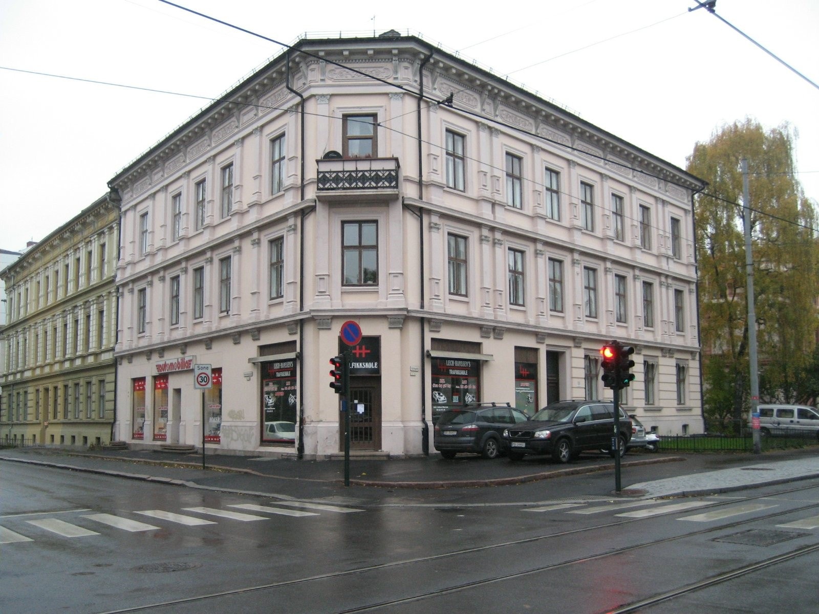 Veldig sentral beliggenhet. Leiligheten ligger i 1. etasje med inngang på høyre side av bygget. Galleribilde