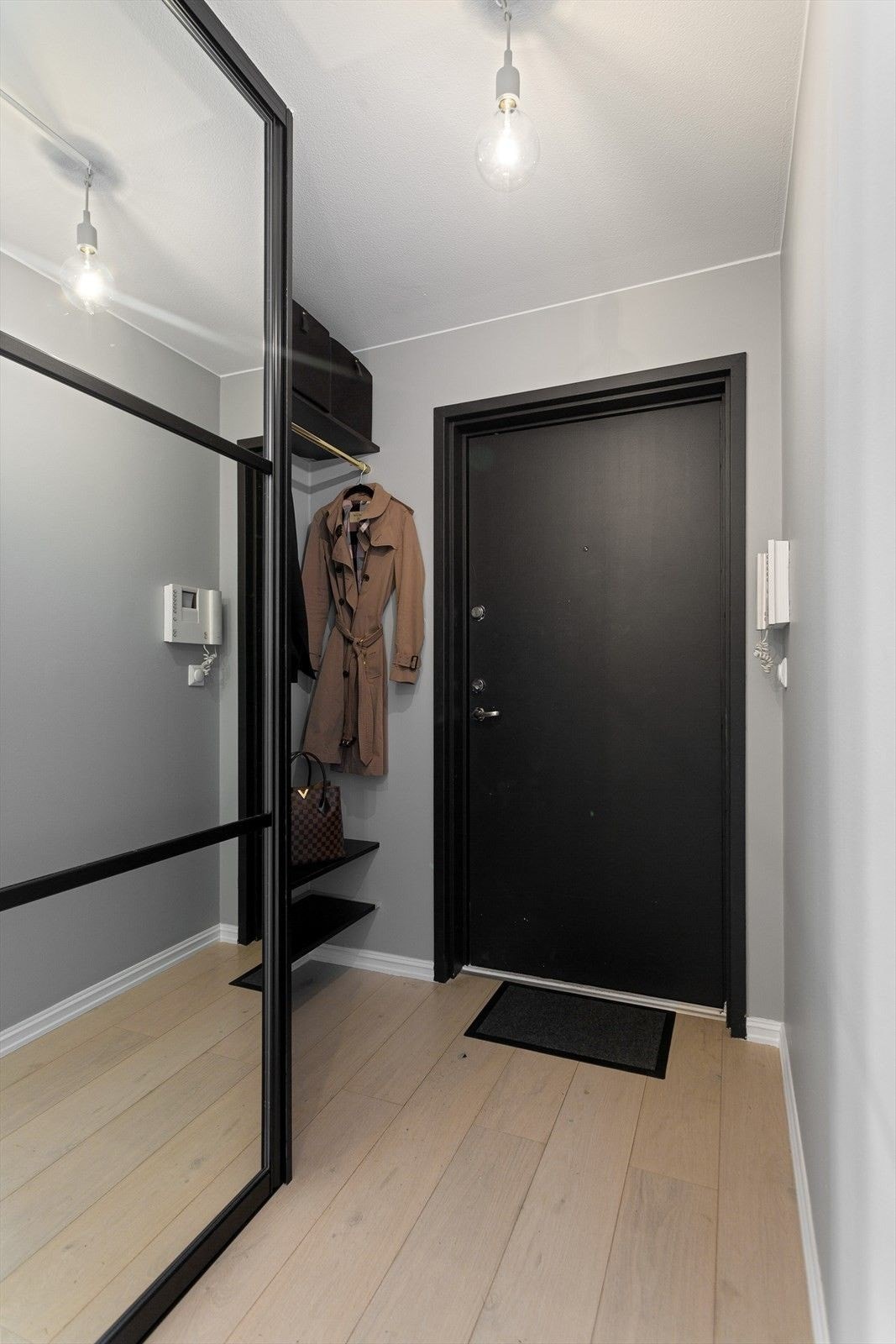 Entré med skyvedørsgarderobe Galleribilde