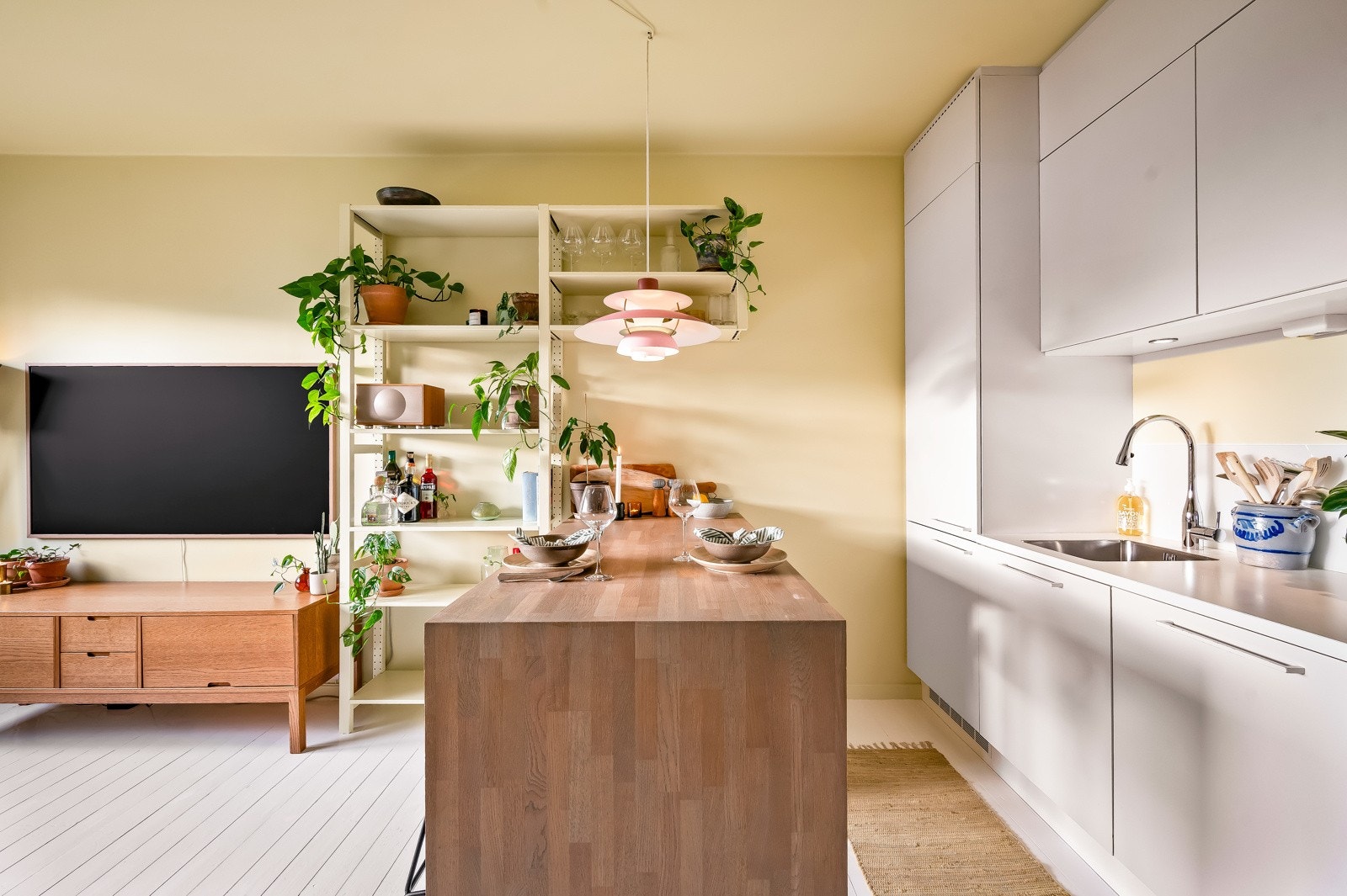 Lekkert HTH kjøkken med slette fronter og laminat benkeplate med backsplash. Galleribilde