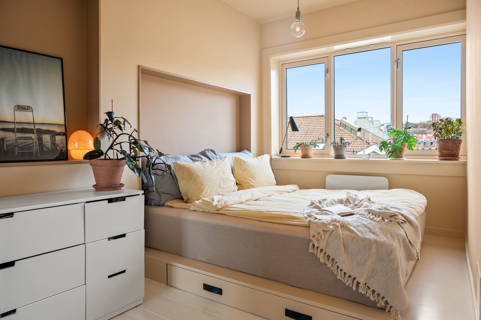 Meget romslig soverom innredet med oppforet plategulv som gir ekstra lagringsplass. Galleribilde