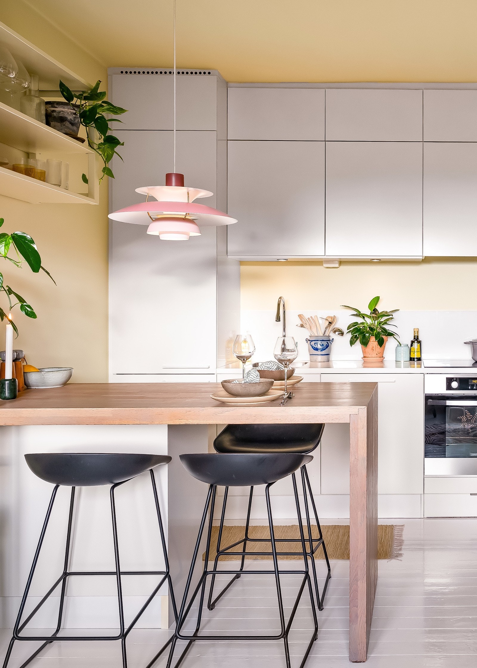 Stor kjøkkenøy med heltre benkeplate og fin spiseplass i barløsning. Øyen har også store oppbevaringsskuffer. Galleribilde